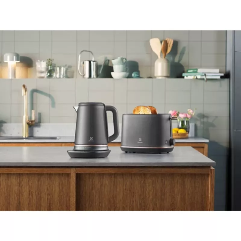 Electrolux E7K16BP chaleira elétrica 1,7 l 2400 W preto, cobre