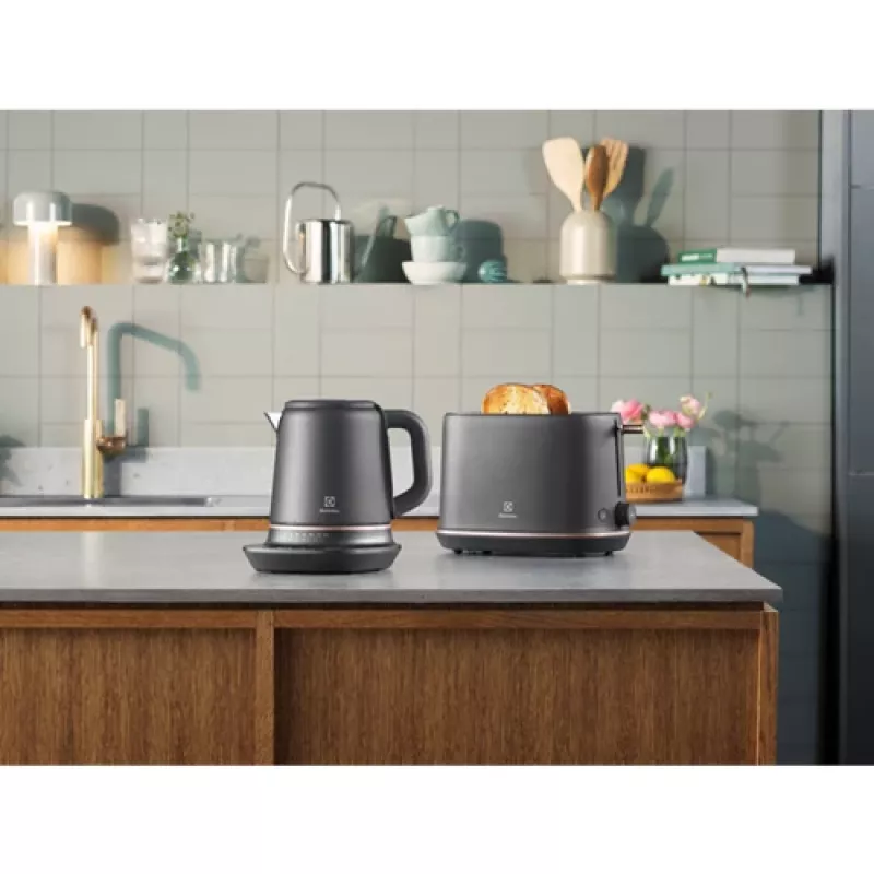 Electrolux E7K16BP chaleira elétrica 1,7 l 2400 W preto, cobre