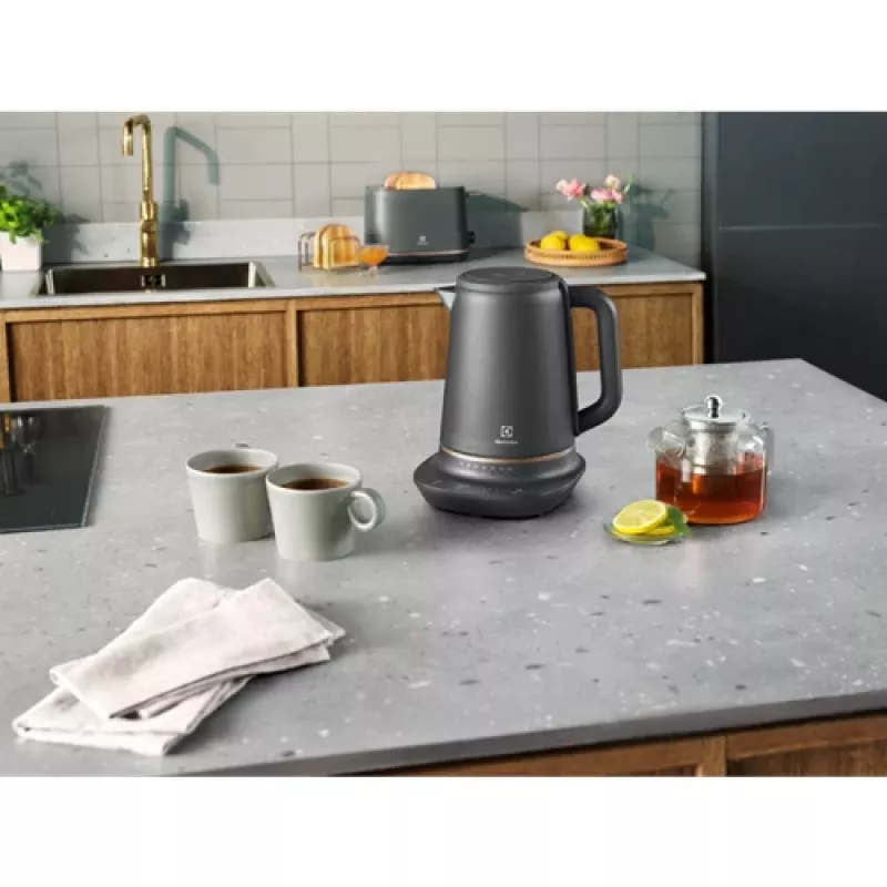 Electrolux E7K16BP chaleira elétrica 1,7 l 2400 W preto, cobre