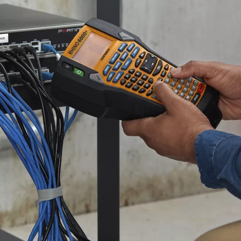 Impressora de etiquetas industrial DYMO Rhino 6000+ | Impressora de etiquetas ligada ao computador com mala rígida | Inclui 1 cassete de fita de vinil, 1 cassete de fita de nylon flexível e bateria de iões de lítio recarregável
