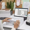 Balança digital de encomendas e envios DYMO M10 | capacidade até 10 kg | 20 cm x 20 cm