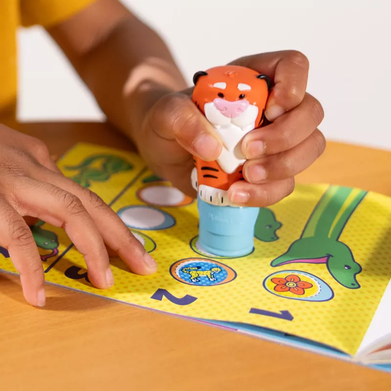 Melissa & Doug Sticker WOW! Bloco de atividades de 24 páginas e carimbo de autocolantes, 300 autocolantes, brinquedo fidget de arte e artesanato figura colecionável – Tigre – certificado FSC