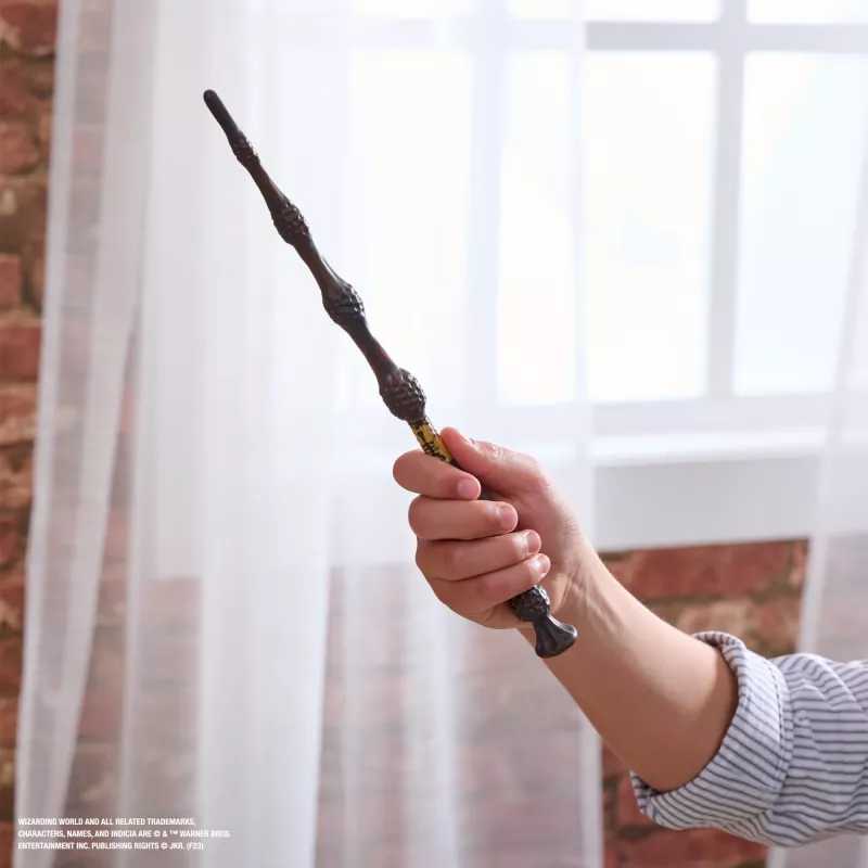 Spin Master Wizarding World Harry Potter varinha autêntica de Alvo Dumbledore com suporte de Hogwarts, para jogos de papéis, de plástico, a partir dos 14 anos