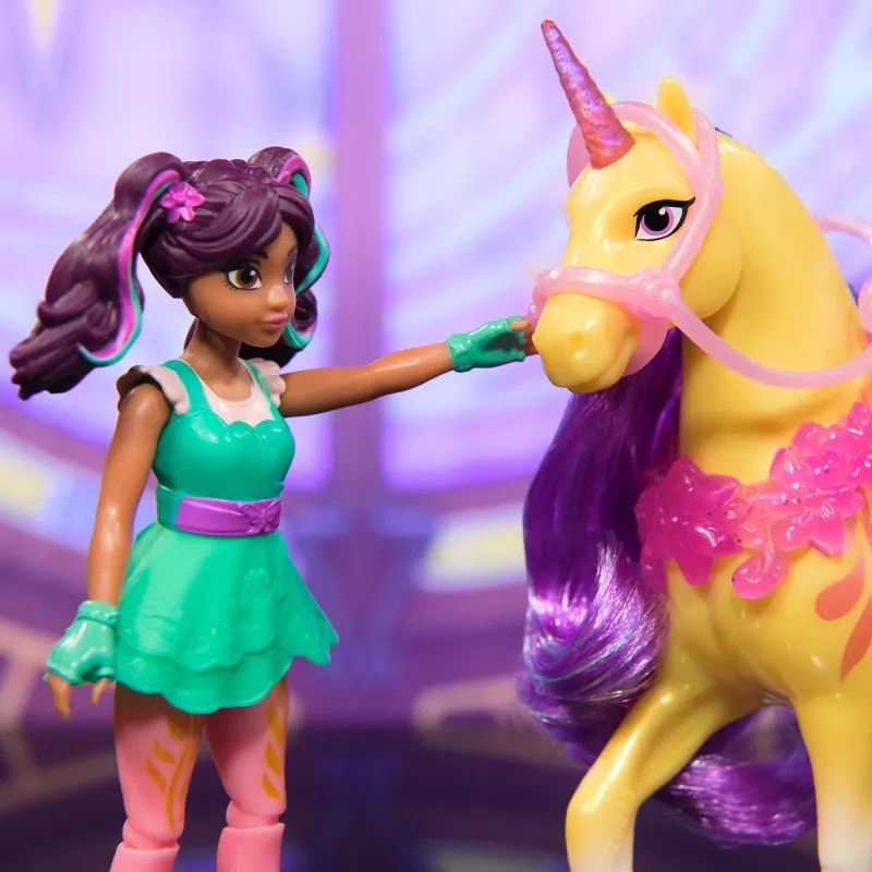Spin Master Unicorn Academy conjunto de figuras Ava e unicórnio Leaf com crina e cauda verdadeiras e escova, a partir dos 4 anos