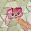 Purse Pets, Keepin’ It Clutch Dazzling Diva brinquedo de cachorro e bolsa de pulso com olhos arco-íris luminosos, brinquedo para meninas a partir dos 4 anos
