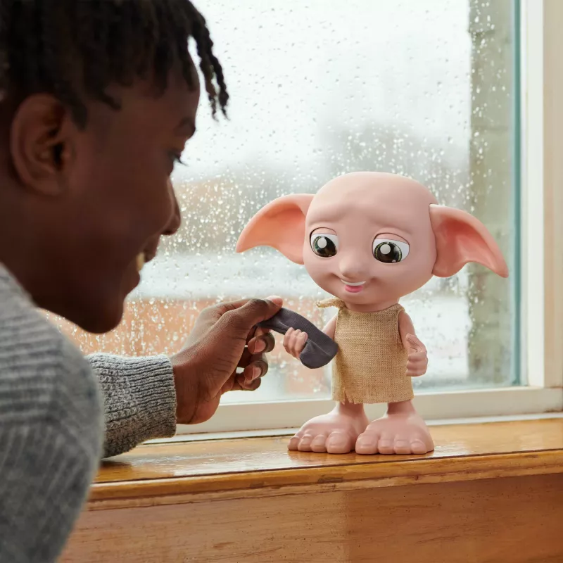 Brinquedo interativo Wizarding World Harry Potter Dobby função de fala AAA multicolor