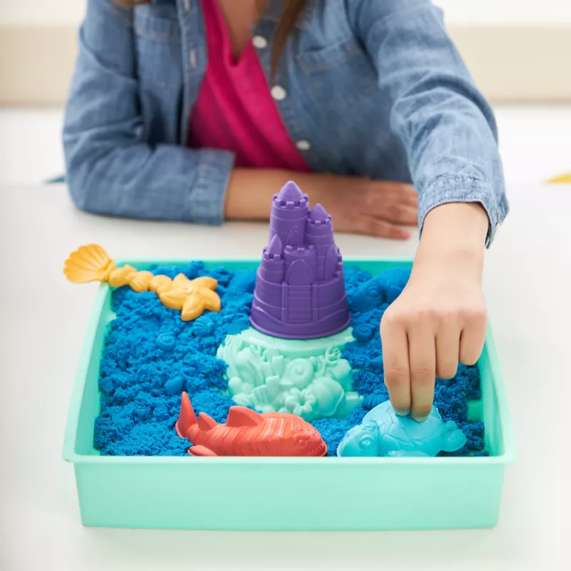 Kinetic Sand, conjunto de caixa de areia, presentes criativos de Páscoa, inclui 1 lb de areia moldável azul, 4 ferramentas e moldes, armazenamento, brinquedo sensorial para crianças a partir dos 3 anos