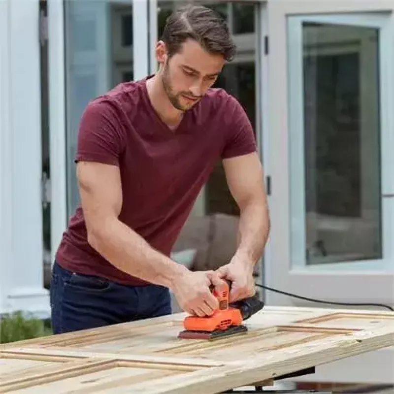 Lixadeira orbital Black & Decker BEW220