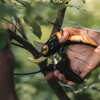 Tesoura de jardim Fiskars Plus PowerLever P721 — tesoura de bypass para ramos e caules