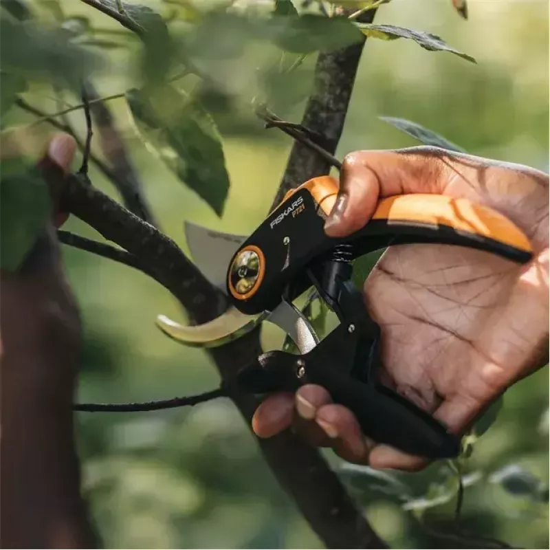 Tesoura de jardim Fiskars Plus PowerLever P721 — tesoura de bypass para ramos e caules