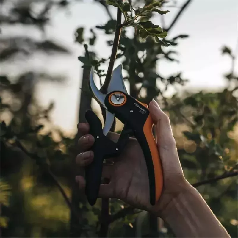 Tesoura de jardim Fiskars Plus PowerLever P721 — tesoura de bypass para ramos e caules