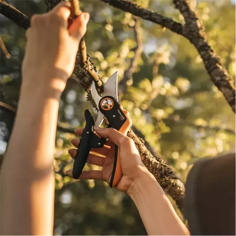 Tesoura de jardim Fiskars Plus PowerLever P721 — tesoura de bypass para ramos e caules