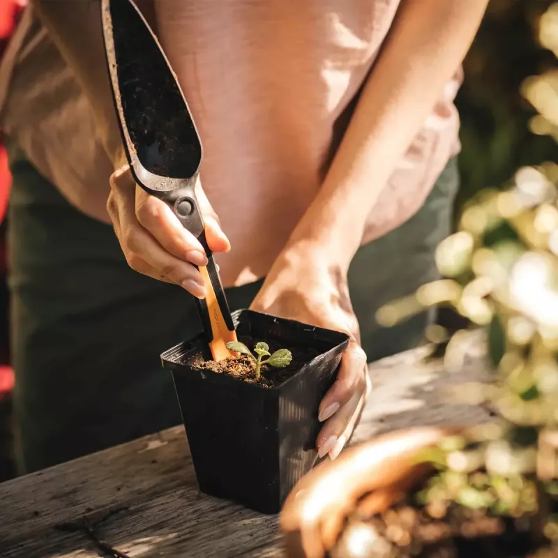 Fiskars Solid pá de transplantar para sementes, preto/laranja, 5 cm (1057641)