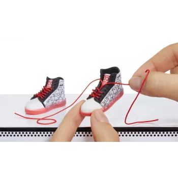 Miniverse Make It Mini Sneakers em PDQ, 8 anos, multicolor, plástico