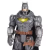 Spin Master Batman 30 cm Deluxe figura de ação com função de soco e lançamento, 5 acessórios, efeitos de luz e som, a partir dos 4 anos