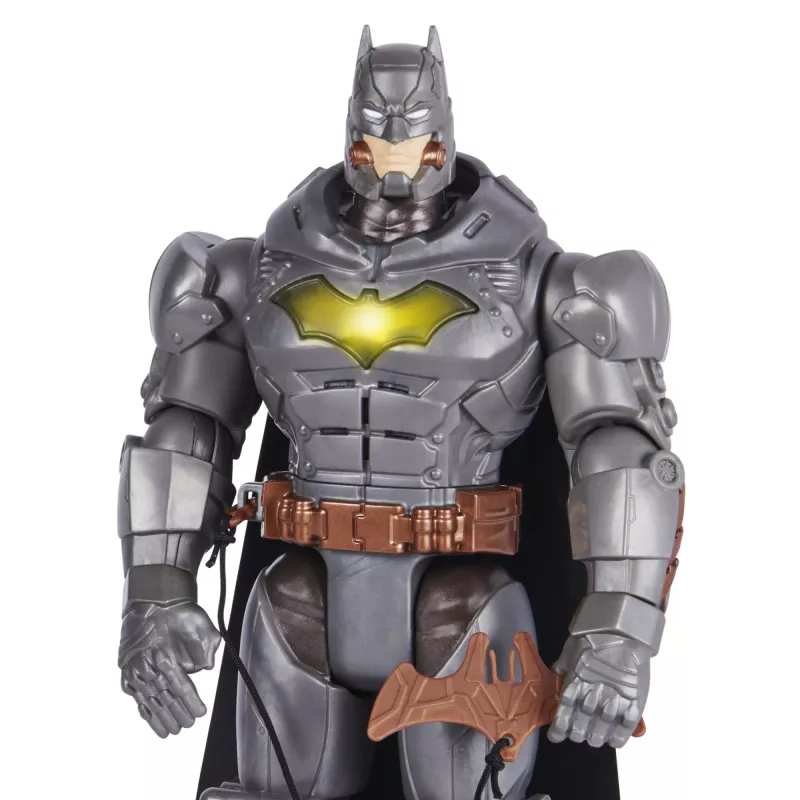 Spin Master Batman 30 cm Deluxe figura de ação com função de soco e lançamento, 5 acessórios, efeitos de luz e som, a partir dos 4 anos