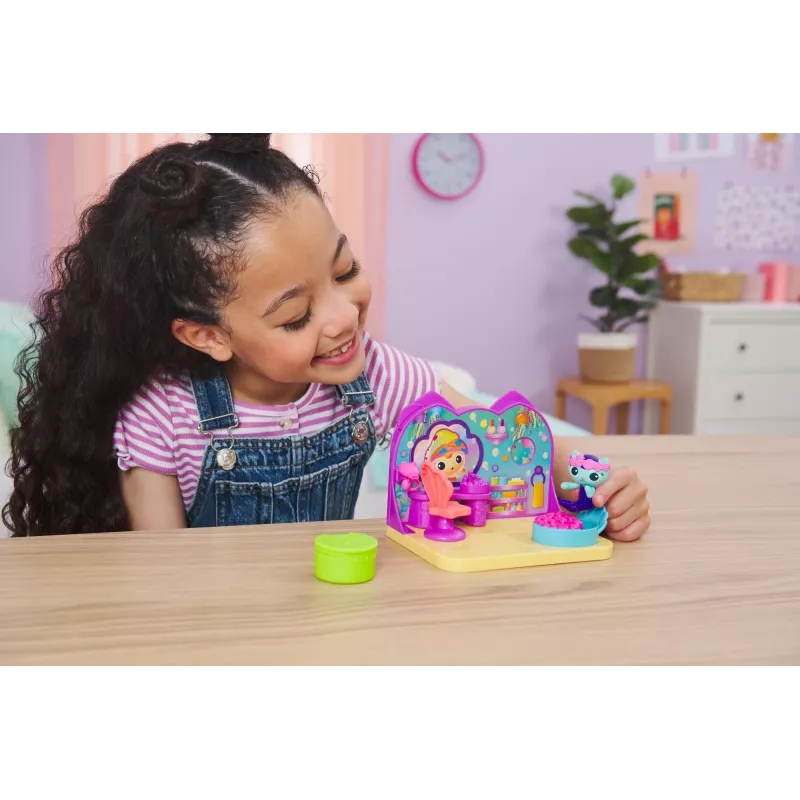 Conjunto de brincar Deluxe Room Spin Master Gabby's Dollhouse – Sala de bem-estar com figura de suricata