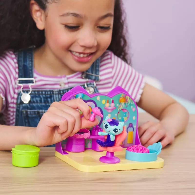 Conjunto de brincar Deluxe Room Spin Master Gabby's Dollhouse – Sala de bem-estar com figura de suricata