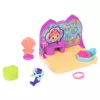 Conjunto de brincar Deluxe Room Spin Master Gabby's Dollhouse – Sala de bem-estar com figura de suricata