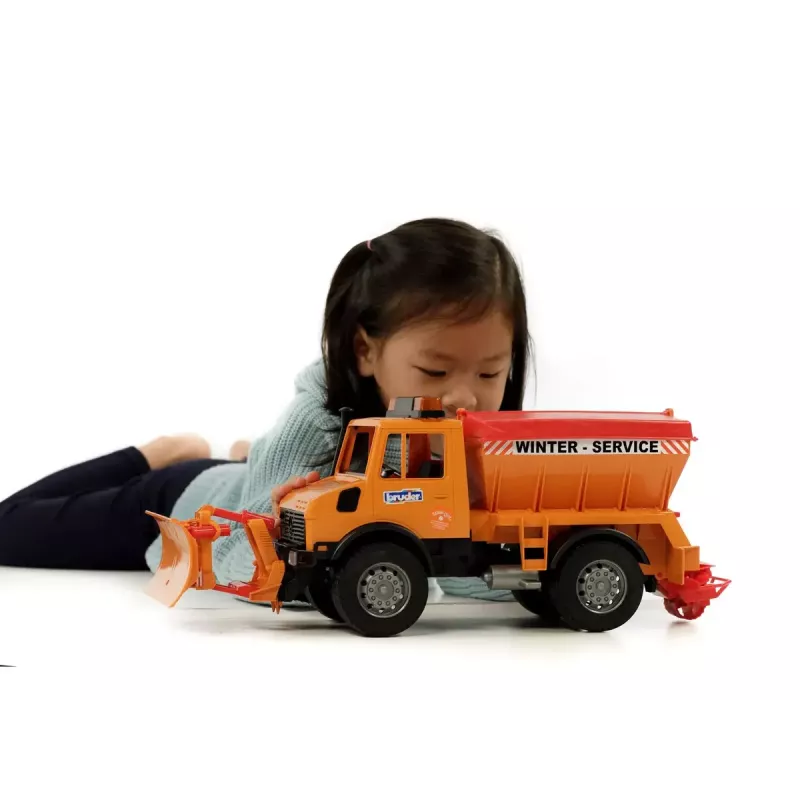 Camião BRUDER MB Unimog, construção em ABS, idade recomendada 4+
