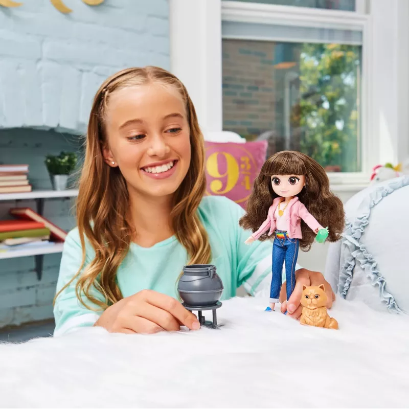 Wizarding World Harry Potter, conjunto de presente de boneca Brilliant Hermione Granger de 8 polegadas com 5 acessórios e 2 outfits, brinquedo para crianças a partir de 6 anos