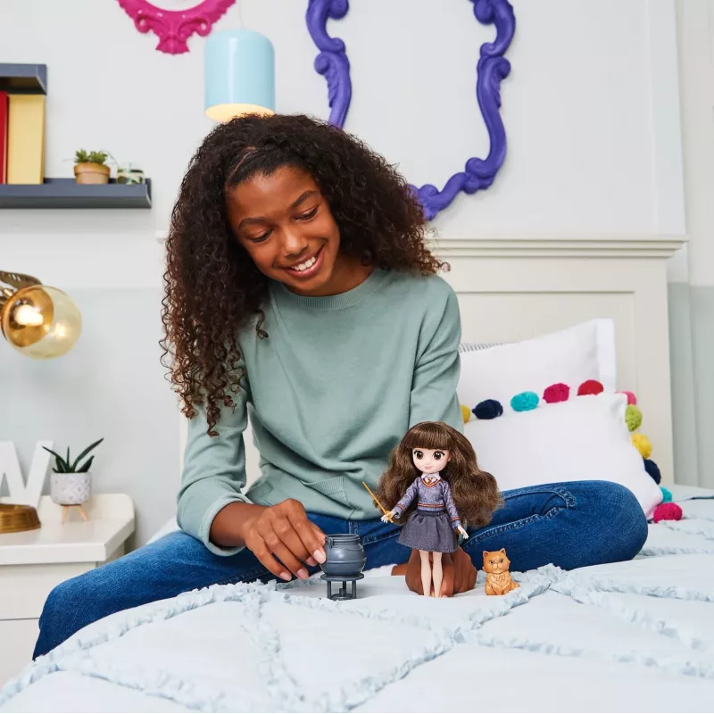 Wizarding World Harry Potter, conjunto de presente de boneca Brilliant Hermione Granger de 8 polegadas com 5 acessórios e 2 outfits, brinquedo para crianças a partir de 6 anos