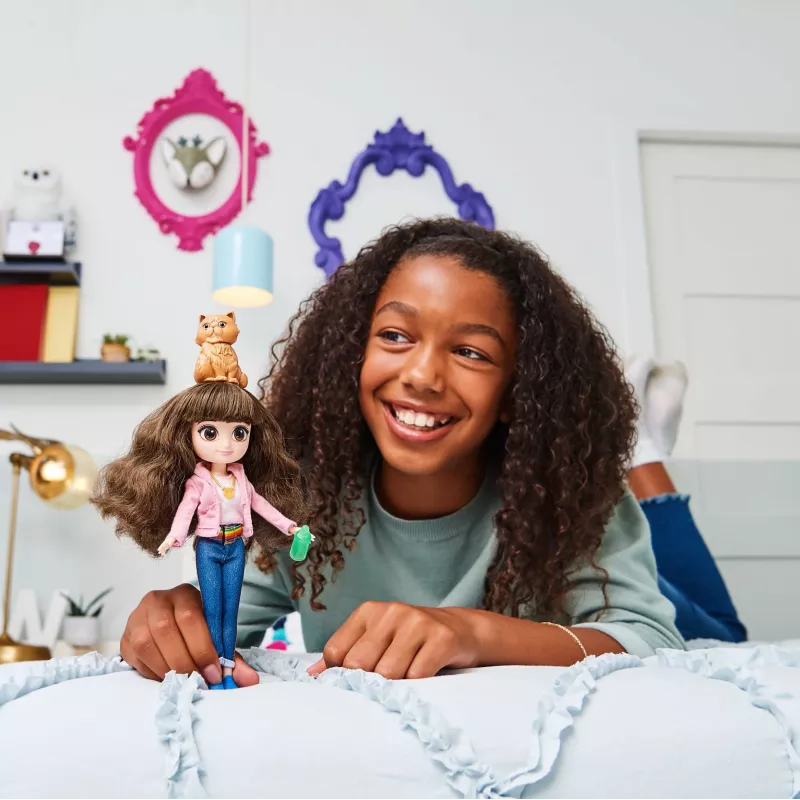 Wizarding World Harry Potter, conjunto de presente de boneca Brilliant Hermione Granger de 8 polegadas com 5 acessórios e 2 outfits, brinquedo para crianças a partir de 6 anos