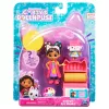 Gabbys Dollhouse, Conjunto Atelier de Arte com 2 figuras, 2 acessórios, entrega e móvel, brinquedo para crianças a partir dos 3 anos