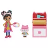Gabbys Dollhouse, Conjunto Atelier de Arte com 2 figuras, 2 acessórios, entrega e móvel, brinquedo para crianças a partir dos 3 anos
