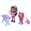 Gabbys Dollhouse, Conjunto Atelier de Arte com 2 figuras, 2 acessórios, entrega e móvel, brinquedo para crianças a partir dos 3 anos