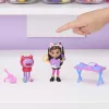 Gabbys Dollhouse, Conjunto Atelier de Arte com 2 figuras, 2 acessórios, entrega e móvel, brinquedo para crianças a partir dos 3 anos