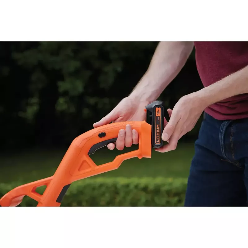Black & Decker ST182320-QW aparador de relva a bateria, 18 V, 2,0 Ah Li-Ion, largura de corte de 25 cm, com bateria e carregador, laranja/preto