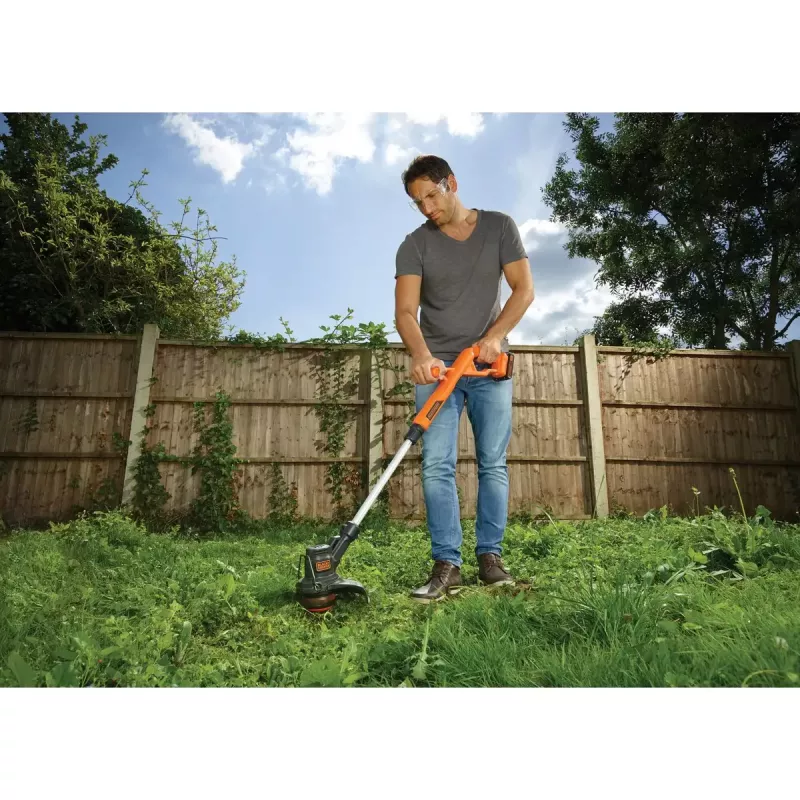 Black & Decker ST182320-QW aparador de relva a bateria, 18 V, 2,0 Ah Li-Ion, largura de corte de 25 cm, com bateria e carregador, laranja/preto