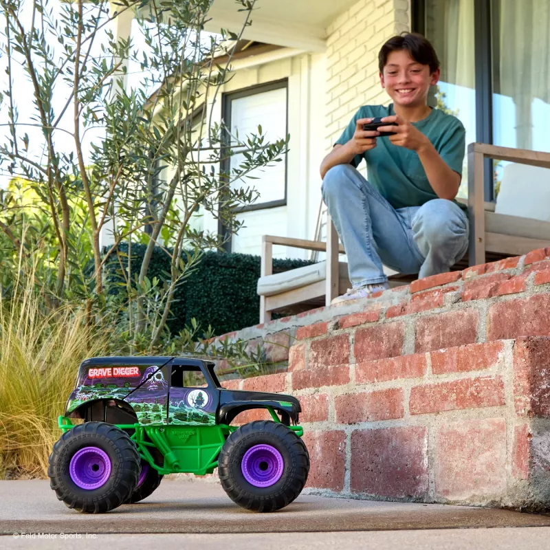 Monster Jam, veículo oficial Smash & Bash Grave Digger telecomandado para interior e exterior, monstro truck reparável à escala 1:15, brinquedo para rapazes e raparigas a partir dos 4 anos