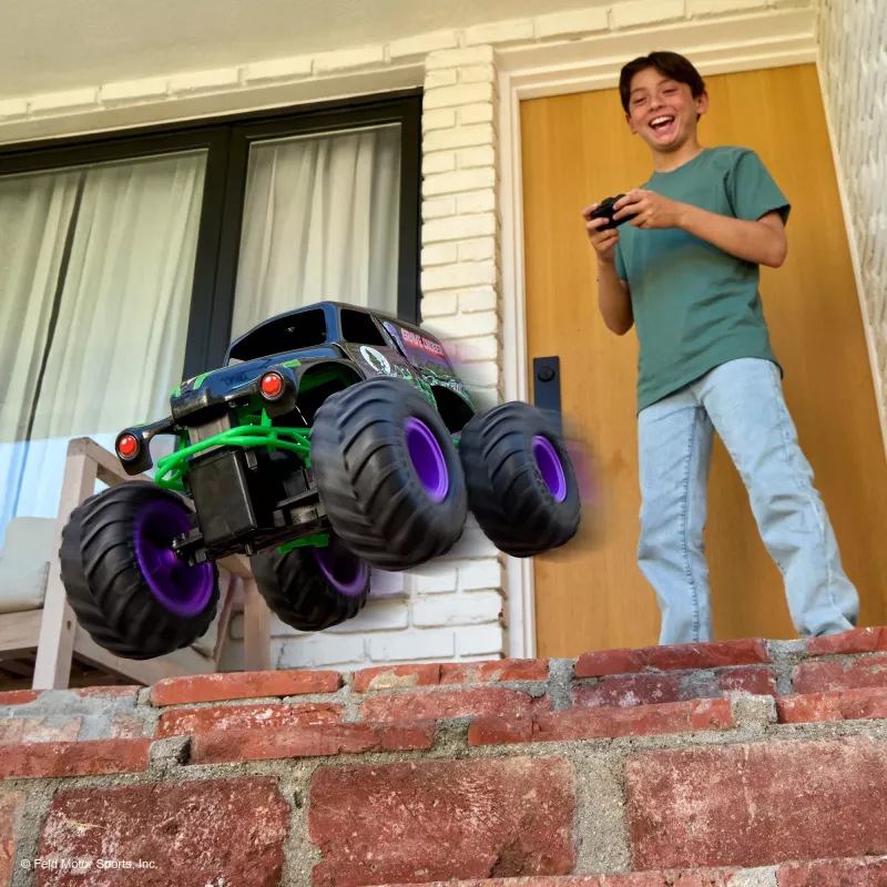 Monster Jam, veículo oficial Smash & Bash Grave Digger telecomandado para interior e exterior, monstro truck reparável à escala 1:15, brinquedo para rapazes e raparigas a partir dos 4 anos