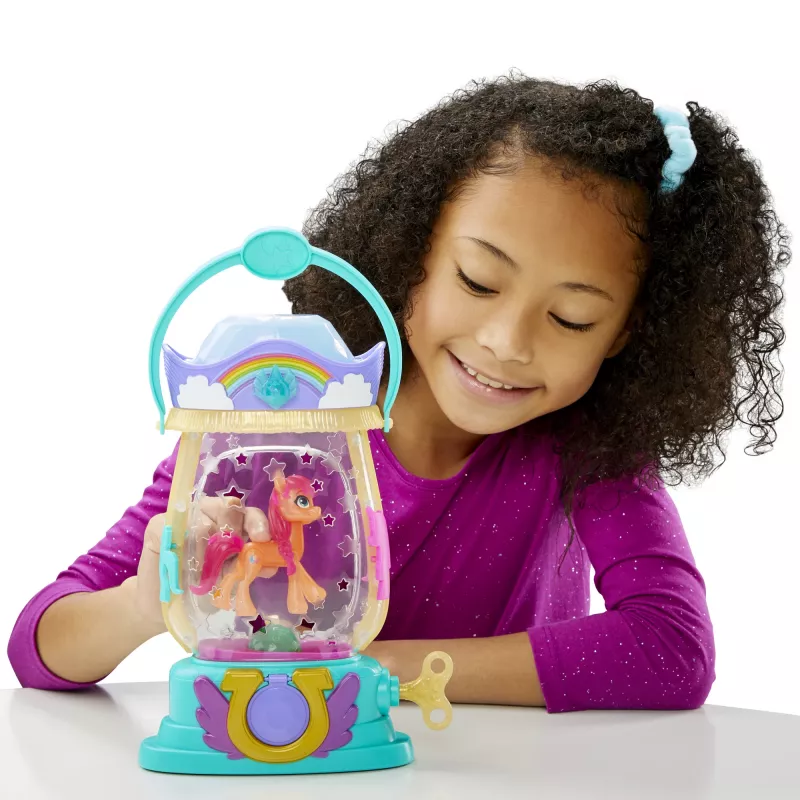 My Little Pony : Uma Nova Geração – Lanterna Sparkle Reveal Sunny Starscout – Brinquedo luminoso com 25 peças, surpresas