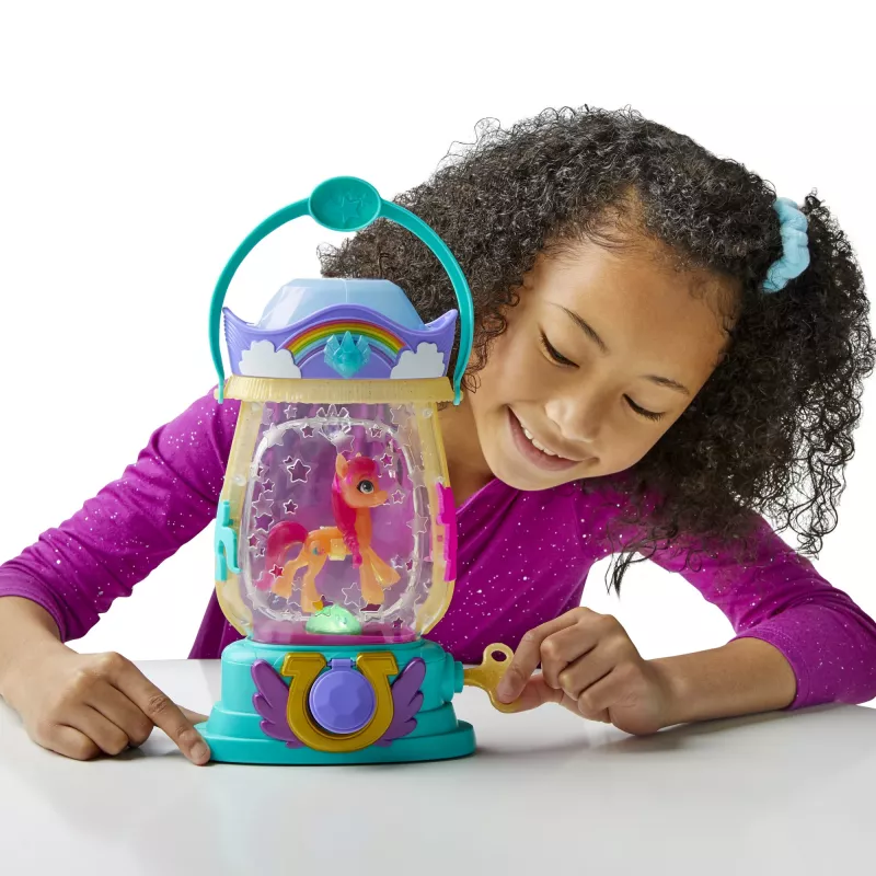 My Little Pony : Uma Nova Geração – Lanterna Sparkle Reveal Sunny Starscout – Brinquedo luminoso com 25 peças, surpresas