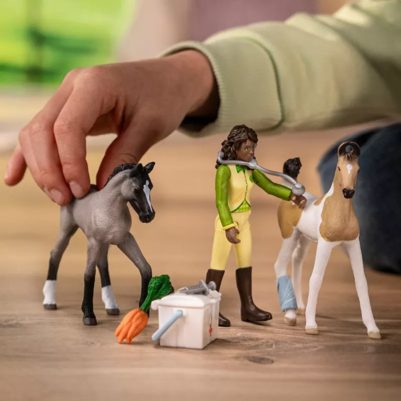 Conjunto de brincar Schleich Kit de primeiros socorros da Sarah figura — Schleich 42777