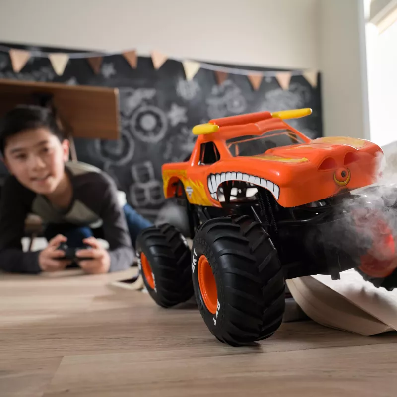 Monster Jam, El Toro Loco Monster Truck RC com efeitos de fumo Atomizer, escala 1:15, brinquedo para rapazes e raparigas a partir dos 3 anos