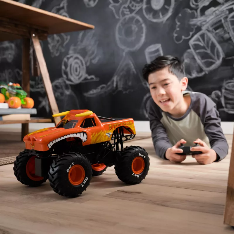 Monster Jam, El Toro Loco Monster Truck RC com efeitos de fumo Atomizer, escala 1:15, brinquedo para rapazes e raparigas a partir dos 3 anos