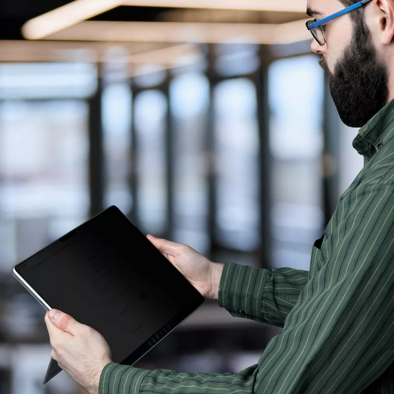 Filtro de privacidade de 4 vias StarTech.com para portátil Surface Pro 8/9/X de 13 polegadas, horizontal/vertical, compatível com toque, ângulo de visão de +/- 30°, bloqueia até 51% de luz azul, antirreflexo