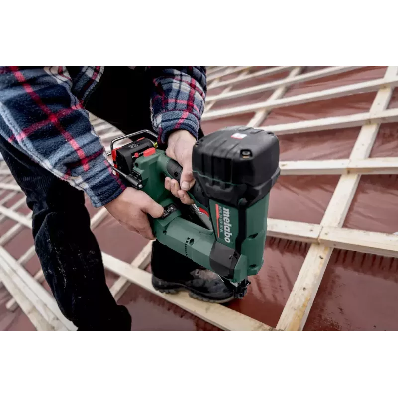 Agrampadora Metabo NFR 18 LTX 90 BL bateria 4 Ah 550 disparos/min