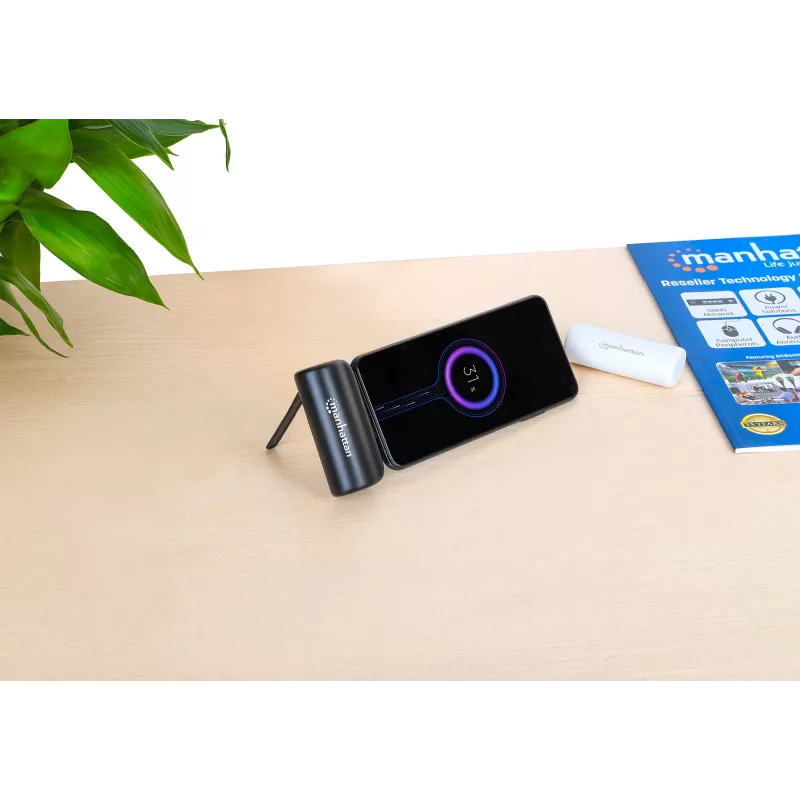 Manhattan powerbank com ficha USB-C integrada, 5000 mAh, até 10 W de potência de saída, suporte para utilização como suporte de carregamento de telemóvel, preto, um ano de garantia