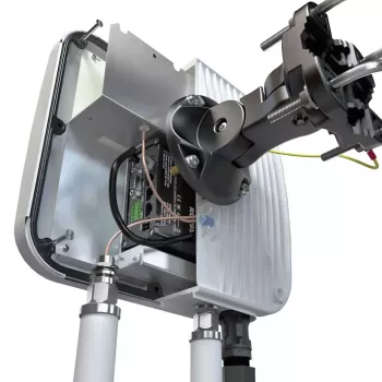 Antena de rede direcional QuWireless QuMax PoE/LAN, multibanda 0,694–2,7 GHz & 2,4–2,5 GHz, ganho máx. 6 dBi, polarização vertical