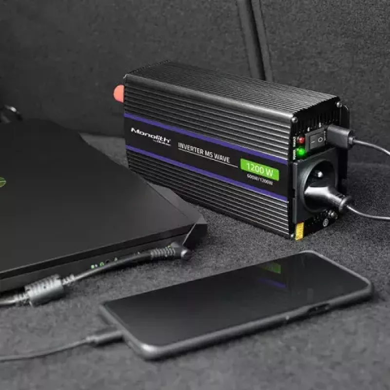 Inversor QOLTEC Monolith 600 W — 12 V para 230 V, USB PD 18 W, Auto/Interior, preto