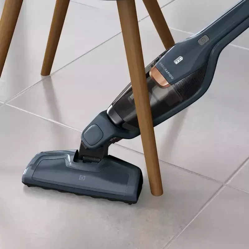 Aspirador vertical 2 em 1 Electrolux EERC75DB bateria seco ciclónico sem saco 0,5 L azul 1,5 Ah
