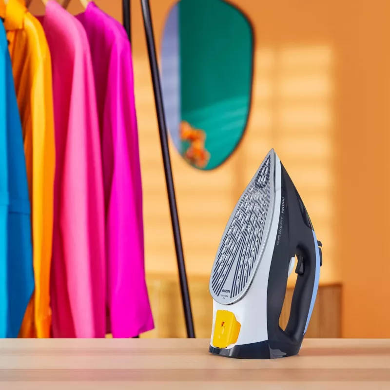 Ferro de engomar a vapor e a seco Philips DST7030/20 — 2800 W, depósito 0,3 l, vapor contínuo 50 g/min, golpe de vapor 250 g/min, base SteamGlide Plus