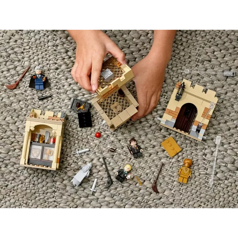 Conjunto LEGO Harry Potter Hogwarts Primeira Aula de Voo 76395 com minifiguras de Harry e Draco