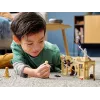 Conjunto LEGO Harry Potter Hogwarts Primeira Aula de Voo 76395 com minifiguras de Harry e Draco
