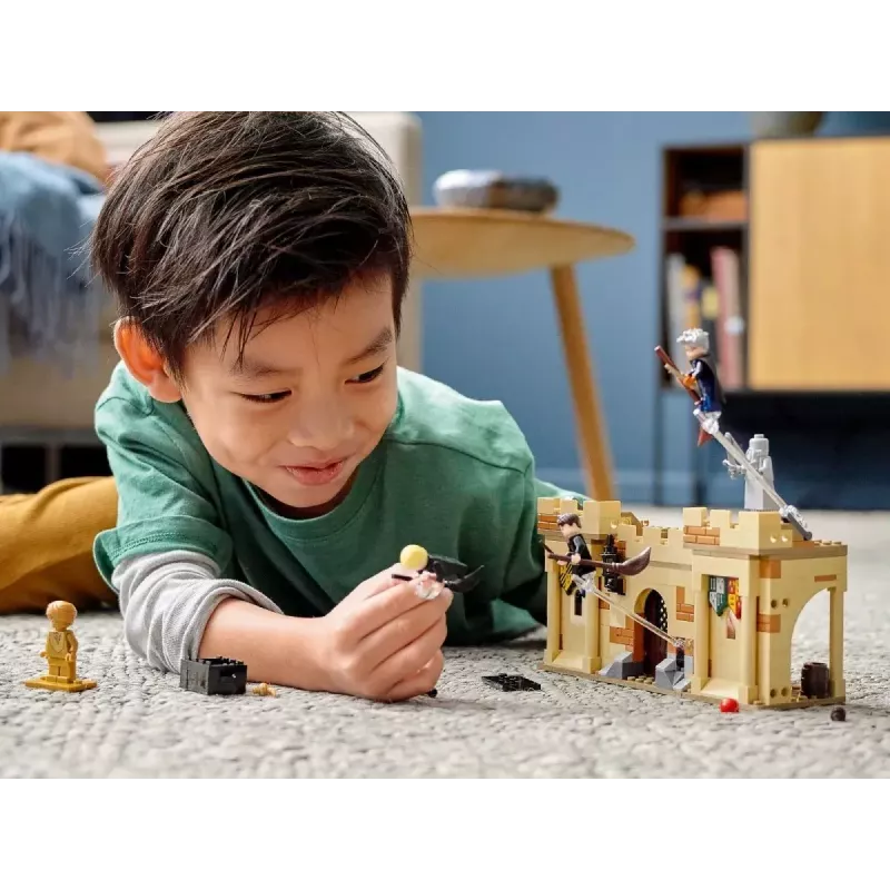 Conjunto LEGO Harry Potter Hogwarts Primeira Aula de Voo 76395 com minifiguras de Harry e Draco